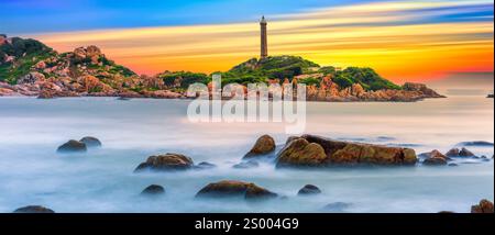 Magnifique Sunset Ke Ga Lighthouse avec des récifs plus lisses patchés de surf créent des nuages sur la mer car c'est le seul phare antique est situé sur l'île Banque D'Images