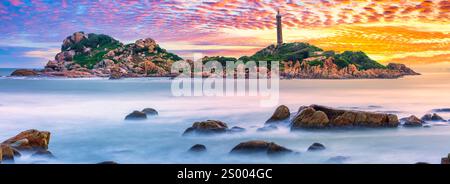 Magnifique Sunset Ke Ga Lighthouse avec des récifs plus lisses patchés de surf créent des nuages sur la mer car c'est le seul phare antique est situé sur l'île Banque D'Images