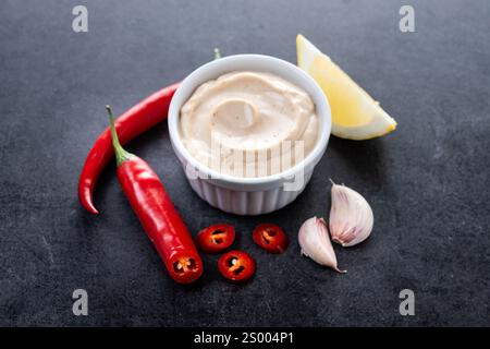 Sauce chipotle et épices sur fond d'ardoise noire Banque D'Images