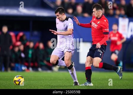 Dani Vivian de l'Athletic Club duel pour le ballon avec Ante Budimir de CA Osasuna lors du match LaLiga EA Sports entre CA Osasuna contre Athletic Club A. Banque D'Images