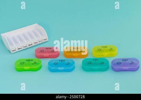Hebdomadaire 7 jours portable pilule boîte organisatrice de stockage de médicament de comprimé Banque D'Images