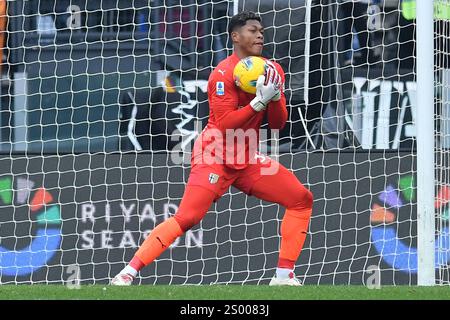 Rome, Latium. 22 décembre 2024. Zion Suzuki de Parme lors du match de Serie A entre Roma et Parme au stade olympique, Italie, le 22 décembre 2024. Crédit crédit : massimo insabato/Alamy Live News Banque D'Images