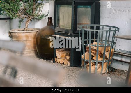 rat regardant du côté d'un poêle à bois dans une maison Banque D'Images