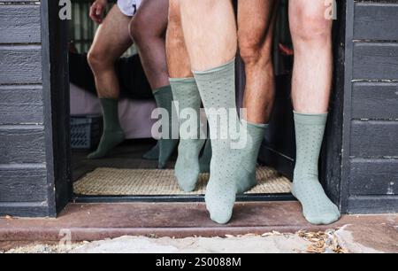 grooms chaussettes et jambes se préparant pour le jour du mariage Banque D'Images