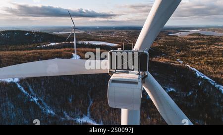 Gros plan de l'arrière de l'éolienne produisant de l'énergie propre dans le Maine Banque D'Images