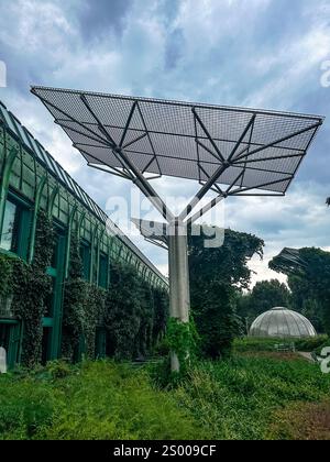 Le jardin futuriste de la Bibliothèque de l'Université de Varsovie, Pologne. Banque D'Images