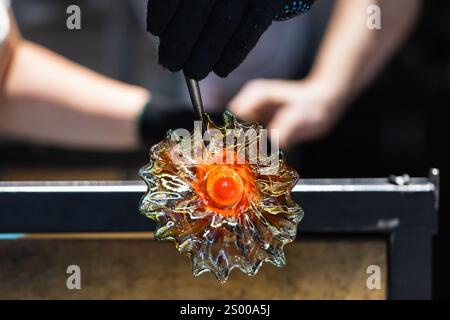 Travaux d'un atelier de soufflage de verre. Verre fondu en forme de fleur Banque D'Images