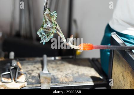 Sculpture d'une fleur en verre fondu. Atelier de soufflage de verre travaux en cours Banque D'Images