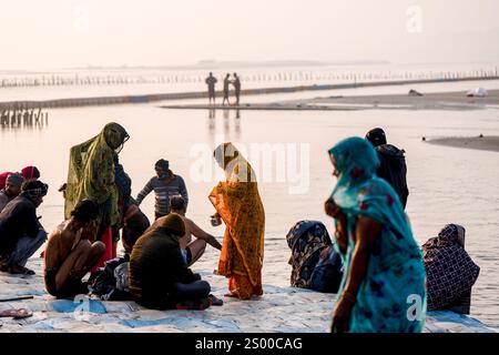 Prayagraj, Inde. 22 décembre 2024. Les dévots hindous prennent un bain sacré à Sangam, avant le festival Maha Kumbh Mela, à Sangam, le point de rencontre du Gange, Yamuna, et la légendaire rivière Saraswati à Prayagraj. Une ville temporaire est en cours de construction autour de la confluence sacrée des rivières les plus saintes de l'Inde pour la plus grande Assemblée de l'histoire du monde. (Photo par Amarjeet Kumar Singh/SOPA images/SIPA USA) crédit : SIPA USA/Alamy Live News Banque D'Images