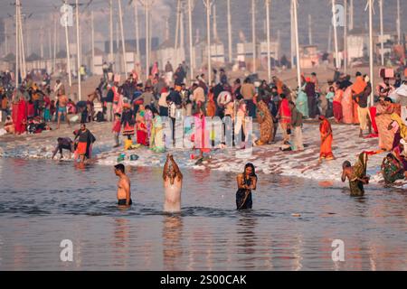 Prayagraj, Inde. 22 décembre 2024. Les dévots hindous prennent un bain sacré à Sangam, avant le festival Maha Kumbh Mela, à Sangam, le point de rencontre du Gange, Yamuna, et la légendaire rivière Saraswati à Prayagraj. Une ville temporaire est en cours de construction autour de la confluence sacrée des rivières les plus saintes de l'Inde pour la plus grande Assemblée de l'histoire du monde. (Photo par Amarjeet Kumar Singh/SOPA images/SIPA USA) crédit : SIPA USA/Alamy Live News Banque D'Images