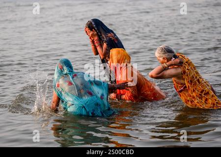 Prayagraj, Inde. 22 décembre 2024. Les dévots hindous prennent un bain sacré à Sangam, avant le festival Maha Kumbh Mela, à Sangam, le point de rencontre du Gange, Yamuna, et la légendaire rivière Saraswati à Prayagraj. Une ville temporaire est en cours de construction autour de la confluence sacrée des rivières les plus saintes de l'Inde pour la plus grande Assemblée de l'histoire du monde. (Photo par Amarjeet Kumar Singh/SOPA images/SIPA USA) crédit : SIPA USA/Alamy Live News Banque D'Images