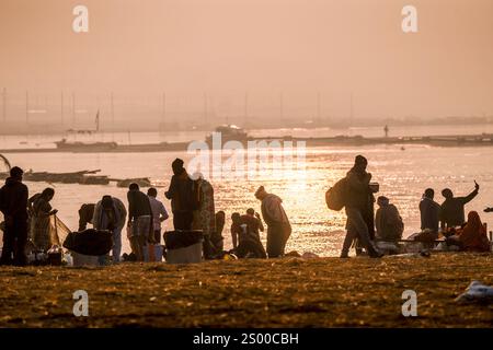 Prayagraj, Inde. 22 décembre 2024. Les dévots hindous prennent un bain sacré à Sangam, avant le festival Maha Kumbh Mela, à Sangam, le point de rencontre du Gange, Yamuna, et la légendaire rivière Saraswati à Prayagraj. Une ville temporaire est en cours de construction autour de la confluence sacrée des rivières les plus saintes de l'Inde pour la plus grande Assemblée de l'histoire du monde. (Photo par Amarjeet Kumar Singh/SOPA images/SIPA USA) crédit : SIPA USA/Alamy Live News Banque D'Images