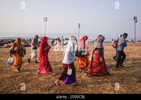 Prayagraj, Inde. 22 décembre 2024. Les pèlerins hindous ont commencé à arriver alors que les préparatifs se poursuivent avant le festival Maha Kumbh Mela, à Sangam, le point de rencontre du Gange, du Yamuna et du légendaire fleuve Saraswati à Prayagraj. Une ville temporaire est en cours de construction autour de la confluence sacrée des rivières les plus saintes de l'Inde pour la plus grande Assemblée de l'histoire du monde. (Photo par Amarjeet Kumar Singh/SOPA images/SIPA USA) crédit : SIPA USA/Alamy Live News Banque D'Images