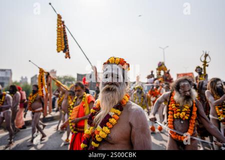 Prayagraj, Inde. 22 décembre 2024. Les sadhus ou les hommes saints hindous participent à un roadshow religieux (Peshwai) avant le festival Maha Kumbh Mela, à Sangam, le point de rencontre du Gange, Yamuna, et de la légendaire rivière Saraswati à Prayagraj. Une ville temporaire est en cours de construction autour de la confluence sacrée des rivières les plus saintes de l'Inde pour la plus grande Assemblée de l'histoire du monde. (Photo par Amarjeet Kumar Singh/SOPA images/SIPA USA) crédit : SIPA USA/Alamy Live News Banque D'Images