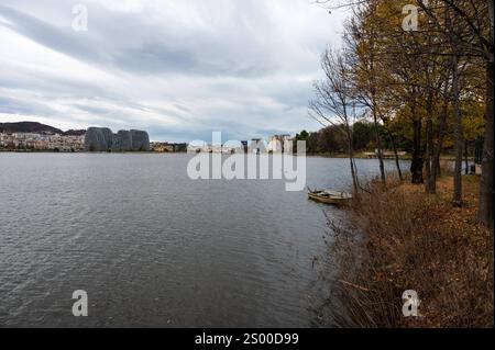 Couleurs d'automne des arbres sur la rive du lac artificiel et parc de Tirana, Albanie Banque D'Images