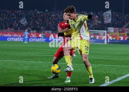 Italien. 22 décembre 2024. Kenan Yildiz de la Juventus FC concourt pour le ballon avec Alessandro Bianco de l'AC Monza lors du match de Serie A 2024/25 entre l'AC Monza et la Juventus FC au U-Power Stadium crédit : dpa/Alamy Live News Banque D'Images