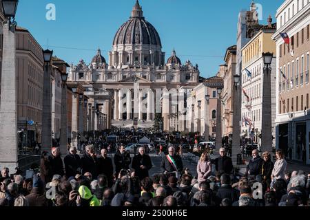 Rome, inauguration de la Piazza Pia, la nouvelle zone piétonne en face de la via della Conciliazione. Le maire de Rome, Roberto Gualtieri, inaugure la nouvelle place avec les autorités. Étaient présents, entre autres, le premier ministre Giorgia Meloni, le ministre des Transports Matteo Salvini, le président de la région du Latium Francesco Rocca, le secrétaire d'État du Vatican Monseigneur Pietro Parolin, Monseigneur Rino Fisichella Copyright : xAndreaxCalandrax Banque D'Images