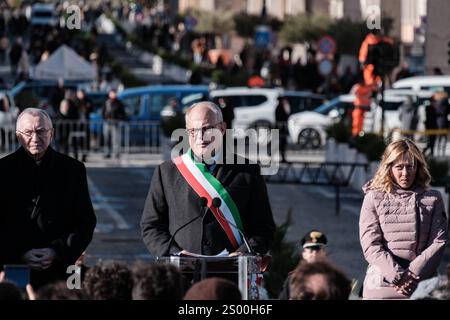 Rome, inauguration de la Piazza Pia, la nouvelle zone piétonne en face de la via della Conciliazione. Le maire de Rome, Roberto Gualtieri, inaugure la nouvelle place avec les autorités. Étaient présents, entre autres, le premier ministre Giorgia Meloni, le ministre des Transports Matteo Salvini, le président de la région du Latium Francesco Rocca, le secrétaire d'État du Vatican Monseigneur Pietro Parolin, Monseigneur Rino Fisichella Copyright : xAndreaxCalandrax Banque D'Images