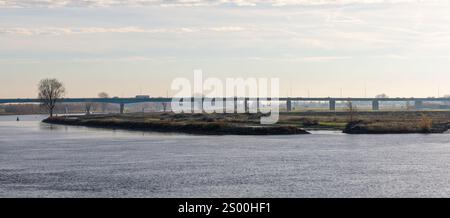 Panorama de la Hagesteinsebrug est un pont sur la rivière Lek qui fait partie de la Rijksweg A27 entre Vianen et Nieuwegein dans la province néerlandaise de Banque D'Images