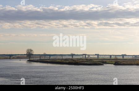 Le Hagesteinsebrug est un pont sur la rivière Lek qui fait partie du Rijksweg A27 entre Vianen et Nieuwegein dans la province néerlandaise d'Utrecht. Banque D'Images