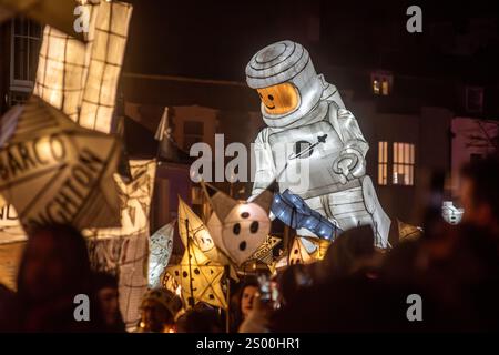 Brighton, le 21 décembre 2024 : le trentième anniversaire de Burning the Clocks annuel de Brighton marque le jour le plus court de l’année. Après avoir défilé Thr Banque D'Images