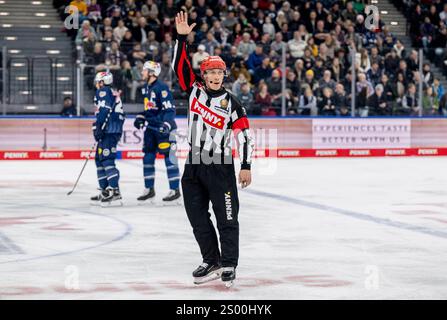 Muenchen, Deutschland. 22 décembre 2024. Hauptschiedsrichter Seedo Janssen. GER, EHC Red Bull Muenchen v. Iserlohn Roosters, Eishockey, DEL, 29. Spieltag, saison 2024/2025, 22.12.2024. Foto : Eibner-Pressefoto/Heike Feiner crédit : dpa/Alamy Live News Banque D'Images