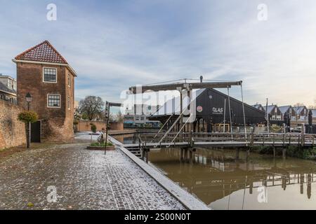 Leerdam, pays-Bas. 21 novembre 2024. Musée du soufflage de verre, pont-levis et vieux mur de la ville de Leerdam Banque D'Images