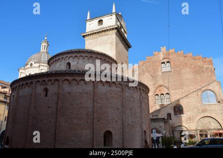 La Piazza delle Erbe de Mantoue est Renaissance avec le dôme et le clocher de Sant'Andrea, le Broletto, le Palazzo Cervetta, la rotonde de San Lorenzo Banque D'Images