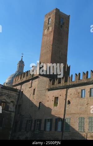 Piazza Sordello à Mantoue a des palais médiévaux remarquables tels que le Palazzo Ducale et le Palazzo Acerbi avec la Torre della Gabbia Banque D'Images