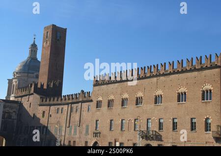 Piazza Sordello à Mantoue a des palais médiévaux remarquables tels que le Palazzo Ducale et le Palazzo Acerbi avec la Torre della Gabbia Banque D'Images