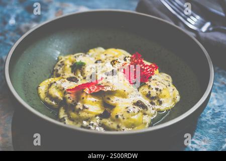 Raviolis truffe avec sauce à la crème française à la truffe, fromage italien Parmiggiano Reggiano, purée de truffe italienne et huile de dentelle de truffe Banque D'Images