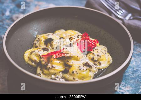 Raviolis truffe avec sauce à la crème française à la truffe, fromage italien Parmiggiano Reggiano, purée de truffe italienne et huile de dentelle de truffe Banque D'Images