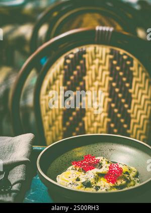 Raviolis truffe avec sauce à la crème française à la truffe, fromage italien Parmiggiano Reggiano, purée de truffe italienne et huile de dentelle de truffe Banque D'Images