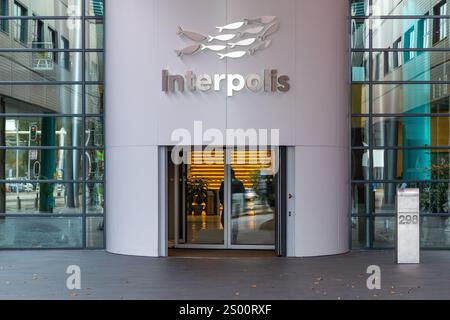 Tilburg, pays-Bas, 28 octobre 2024. Logo Interpolis au-dessus de l'entrée du bâtiment du siège à Tilburg. Interpolis est l'un des plus grands INS Banque D'Images