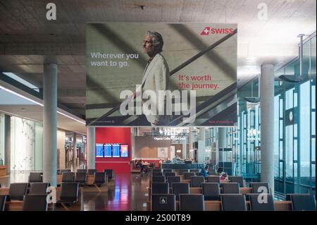 14.12.2021, Zurich, Suisse, Europe - Hall d'attente dans la zone de départ du terminal Dock E de l'aéroport de Zurich. Banque D'Images