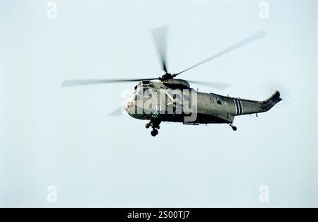 Première Guerre du Golfe : 20 mars 1991 an 845 Naval Air Squadron Westland Sea King HC. MK 4/HAS. Hélicoptère MK 5, numéro de série ZA312 B, en vol près du port de Shuaiba (Koweït). Banque D'Images