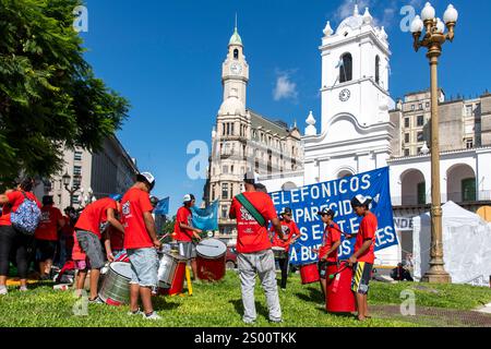 Buenos Aires, Argentine - 24 mars 2024 ; joueurs de batterie sur la place Plaza de Mayo pour la Journée du souvenir pour la vérité et la justice (Día de la Memoria por la Ve Banque D'Images