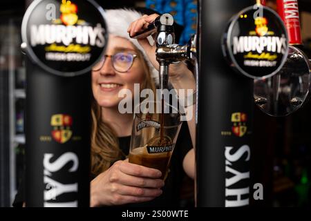 UTILISATION ÉDITORIALE SEULE Une pinte de Murphy's Irish Stout est versée après avoir été livrée par Heineken UK à un pub de Londres en réaction aux pénuries de Guinness signalées ce Noël. Date de la photo : lundi 23 décembre 2024. Banque D'Images