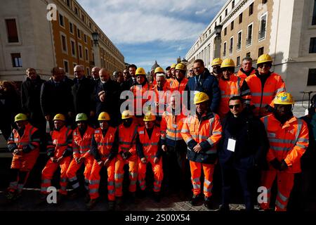 Roma, Italie. 23 décembre 2024. Inaugurazione della nuova Piazza Pia ed il sottopassaggio per il traffico che libera lÕarea antistante via della Cociliazione- Luned“ 23 décembre 2024 - Cronaca - (foto di Cecilia Fabiano/LaPresse) inauguration à l'occasion du Jubilé de la nouvelle place Pia devant Vatican Ñ Rome, Italie - lundi 23, 2024 - Actualités - (photo de Cecilia Fabiano/LaPresse) crédit : LaPresse Live News Banque D'Images