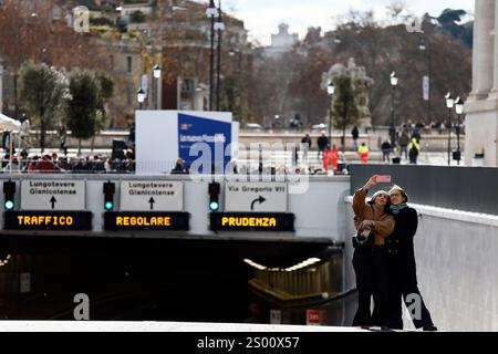 Roma, Italie. 23 décembre 2024. Inaugurazione della nuova Piazza Pia ed il sottopassaggio per il traffico che libera lÕarea antistante via della Cociliazione- Luned“ 23 décembre 2024 - Cronaca - (foto di Cecilia Fabiano/LaPresse) inauguration à l'occasion du Jubilé de la nouvelle place Pia devant Vatican Ñ Rome, Italie - lundi 23, 2024 - Actualités - (photo de Cecilia Fabiano/LaPresse) crédit : LaPresse Live News Banque D'Images