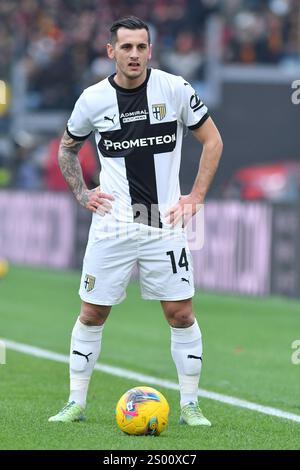 Rome, Italie. 22 décembre 2024. Emanuele Valeri de Parme vu en action lors du match de Serie A entre Roma vs Parme au stade olympique. Note finale Roma 5 : 0 Parme crédit : SOPA images Limited/Alamy Live News Banque D'Images