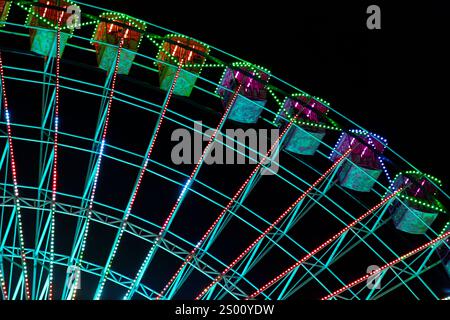 Grande roue. Noria. Lumières de Noël à Vigo, Pontevedra. Décorations de Noël. Touristes se promenant dans ses rues. Banque D'Images