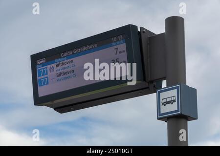 Utrecht, pays-Bas. 6 octobre 2024. Panneau d'arrêt de bus avec affichage LED couleur, destination de la gare centrale d'Utrecht et Bilthoven. Banque D'Images