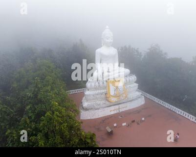 Vue aérienne du grand Bouddha blanc dans le brouillard, Pai Town, Thaïlande Banque D'Images