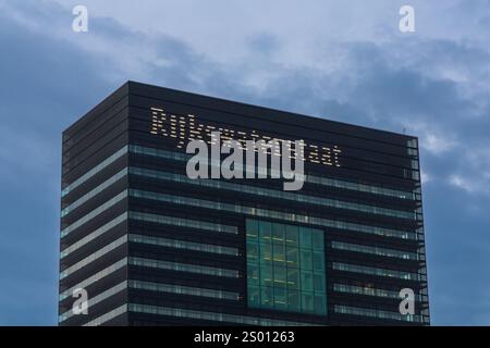 Utrecht, pays-Bas. 25 septembre 2024. Rijkswaterstaat lettres sur le siège de la Direction générale des travaux publics et de la gestion de l'eau Banque D'Images