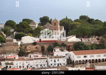 Vue panoramique montrant les arènes et l'église de l'Immaculée conception à Mijas, Andalousie, Costa del sol, Espagne, Europe Banque D'Images