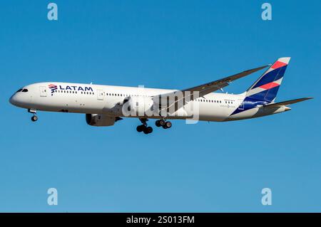 L'avion de ligne long-courrier moderne Boeing 787 de la compagnie LATAM Chile atterrissant à l'aéroport de Madrid Barajas. Banque D'Images