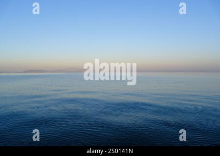 Surface et horizon de la mer Égée à l'aube du matin. Güzelçamlı, Kuşadası, Aydın, Turquie Banque D'Images