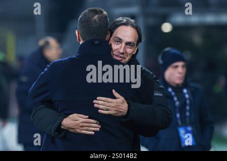 Italien. 22 décembre 2024. Alessandro Nesta entraîneur-chef de l'AC Monza embrasse Thiago Motta entraîneur-chef de la Juventus FC lors de la série Un match de football 2024/25 entre l'AC Monza et la Juventus FC au U-Power Stadium crédit : dpa/Alamy Live News Banque D'Images