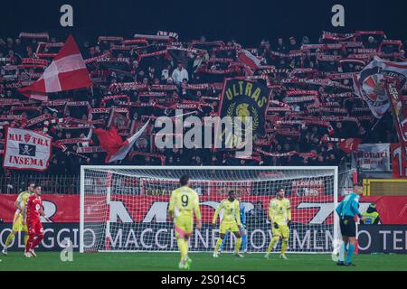 Italien. 22 décembre 2024. Les supporters de l'AC Monza vus lors du match de football de Serie A 2024/25 entre l'AC Monza et le Juventus FC au U-Power Stadium crédit : dpa/Alamy Live News Banque D'Images